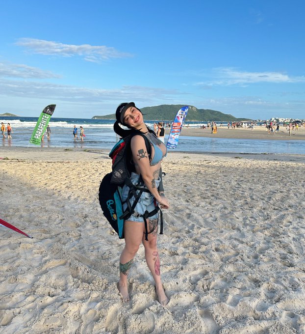 Faceira que voou 🪂🫰🏻 https://t.co/5OUNyV8XG7