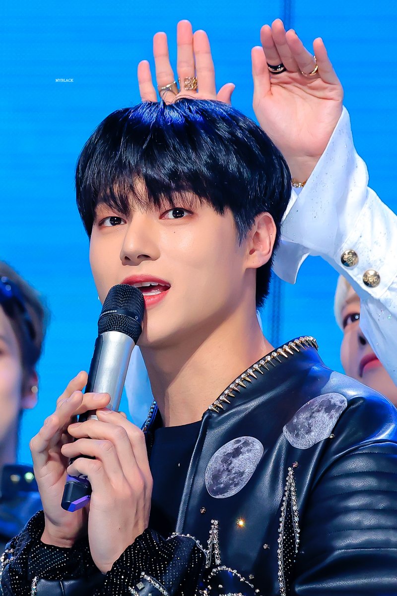 MYBLACKWY's tweet photo. 231231 가요대제전

토파즈 토끼🐰🖤

#우영 #WOOYOUNG #에이티즈 #ATEEZ #토파즈 https://t.co/07dzHrhxXA