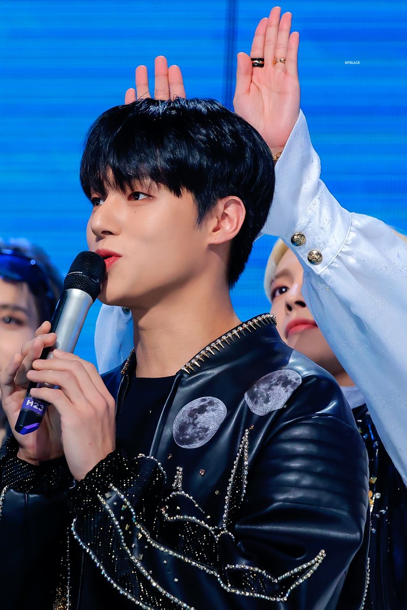 MYBLACKWY's tweet photo. 231231 가요대제전

토파즈 토끼🐰🖤

#우영 #WOOYOUNG #에이티즈 #ATEEZ #토파즈 https://t.co/07dzHrhxXA