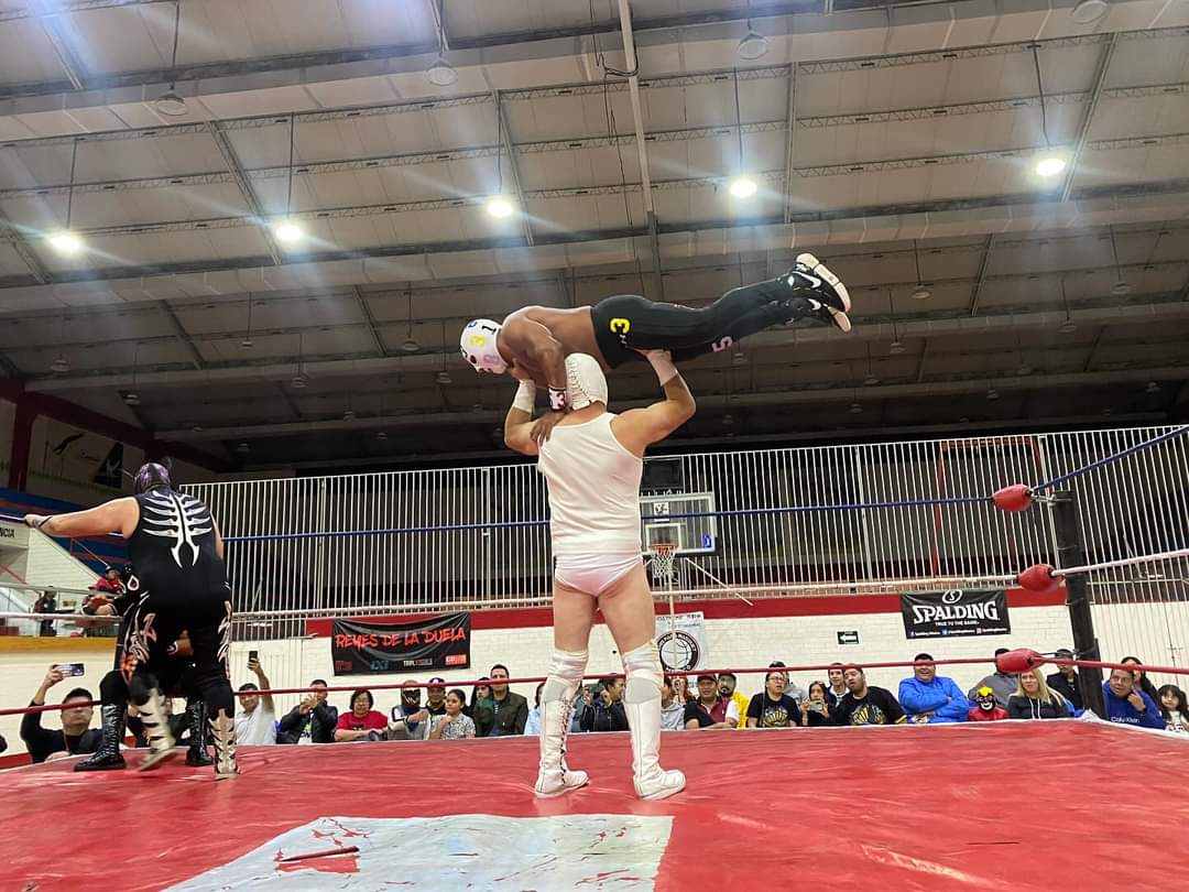 LaTijeraLucha's tweet photo. La segunda campal de #MaxProad llena de herederos de grandes legados en el #DeportivoMoctezuma manda como sentencia definitiva a #TornadoJr a exponer su máscara, siendo los primeros en salir #MatematicoJr, #DrCardiologo, #MarquesJr, #HysteriaJr e #HijoDeBlackMan...
#latijera https://t.co/ij33IBdHka