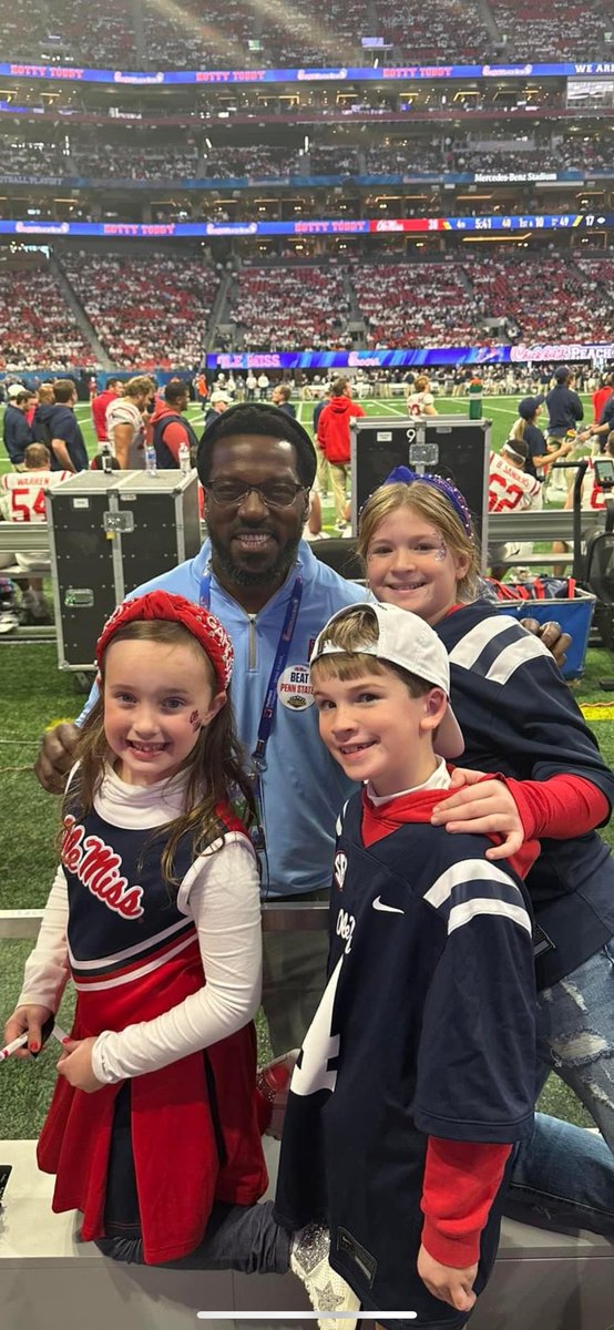 CoachBWalden's tweet photo. @PatrickWillis52 @CFAPeachBowl @OleMissFB class act! Thanks P-Willy for taking a pic with these kiddos! Hotty Toddy! https://t.co/9Vnh2aMtke