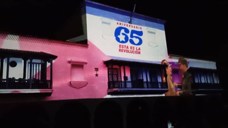 #Cuba 🇨🇺 : El líder de la Revolución cubana, general de Ejército #RaúlCastro, y el presidente <a href="/DiazCanelB/">Miguel Díaz-Canel Bermúdez</a>,  encabezaron hoy el acto conmemorativo por el arribo al 65 aniversario del #triunfo de la #RevolucionCubana  

👉acortar.link/jjRdqU