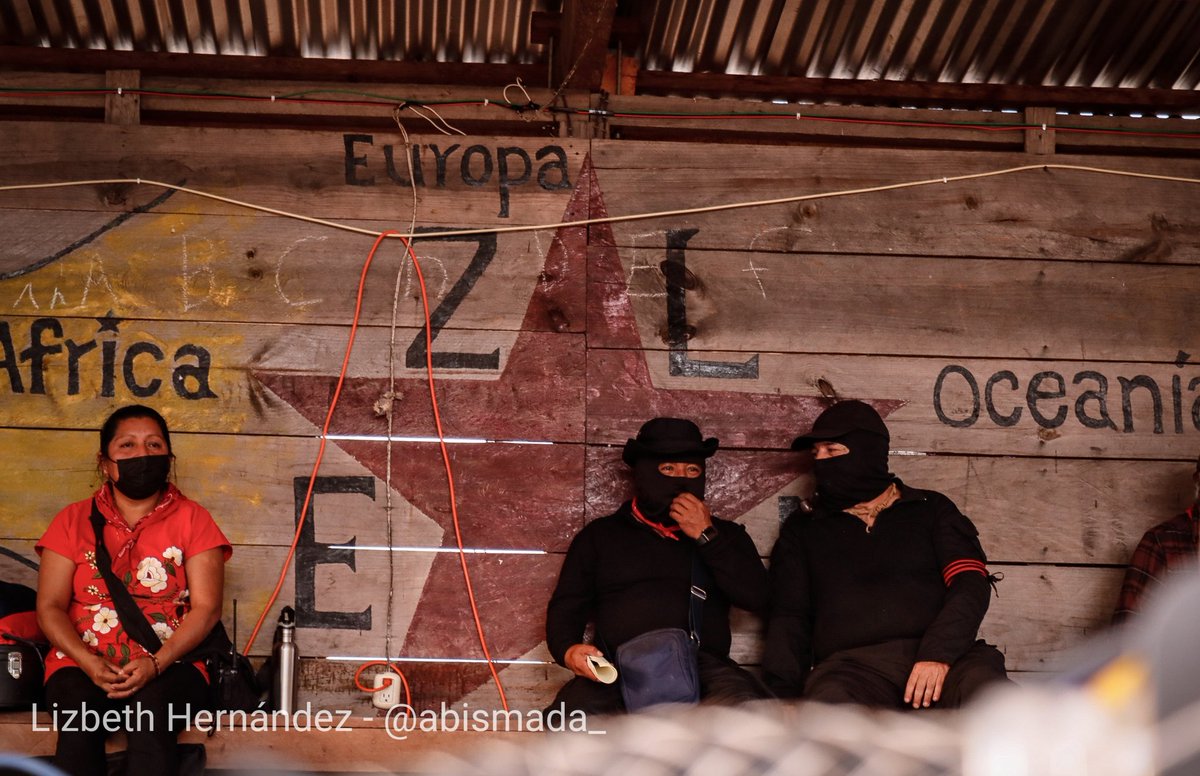 abismada_'s tweet photo. Una mujer zapatista junto al subcomandante Moisés y el capitán Marcos mientras siguen la jornada cultural por el 30 aniversario del levantamiento del EZLN.
1 enero 2024, Caracol de Dolores Hidalgo. #EZLN30Años https://t.co/T6RQGaOziq