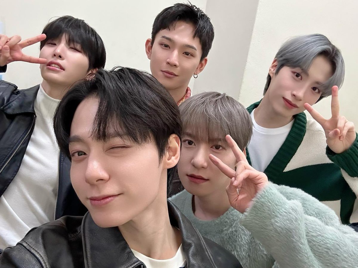 lovinghwanwoong's tweet photo. Looking for my ToMoon moots. I lost all my moots when my old account got falsely marked as sp@m so I’m trying to get my moots back ❤️ I still haven’t found everyone and I can’t remember usernames lol new moots are cool too. #findingtomoon
A rt would help https://t.co/qoHtnnd6hj