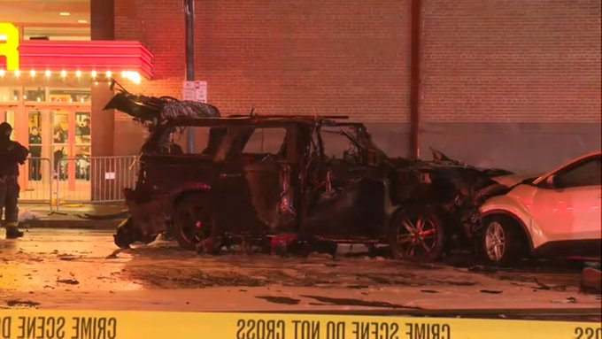Deadly #NewYear's crash near #Rochester, #NewYork #entertainmentvenue being investigated as possible terrorism: source.
abc7ny.com/rochester-dead…

#newyearseve2024 #newyearseve #nye #vehicleramming #kodakcenter #publicsafety #crowdsecurity #cfcikros