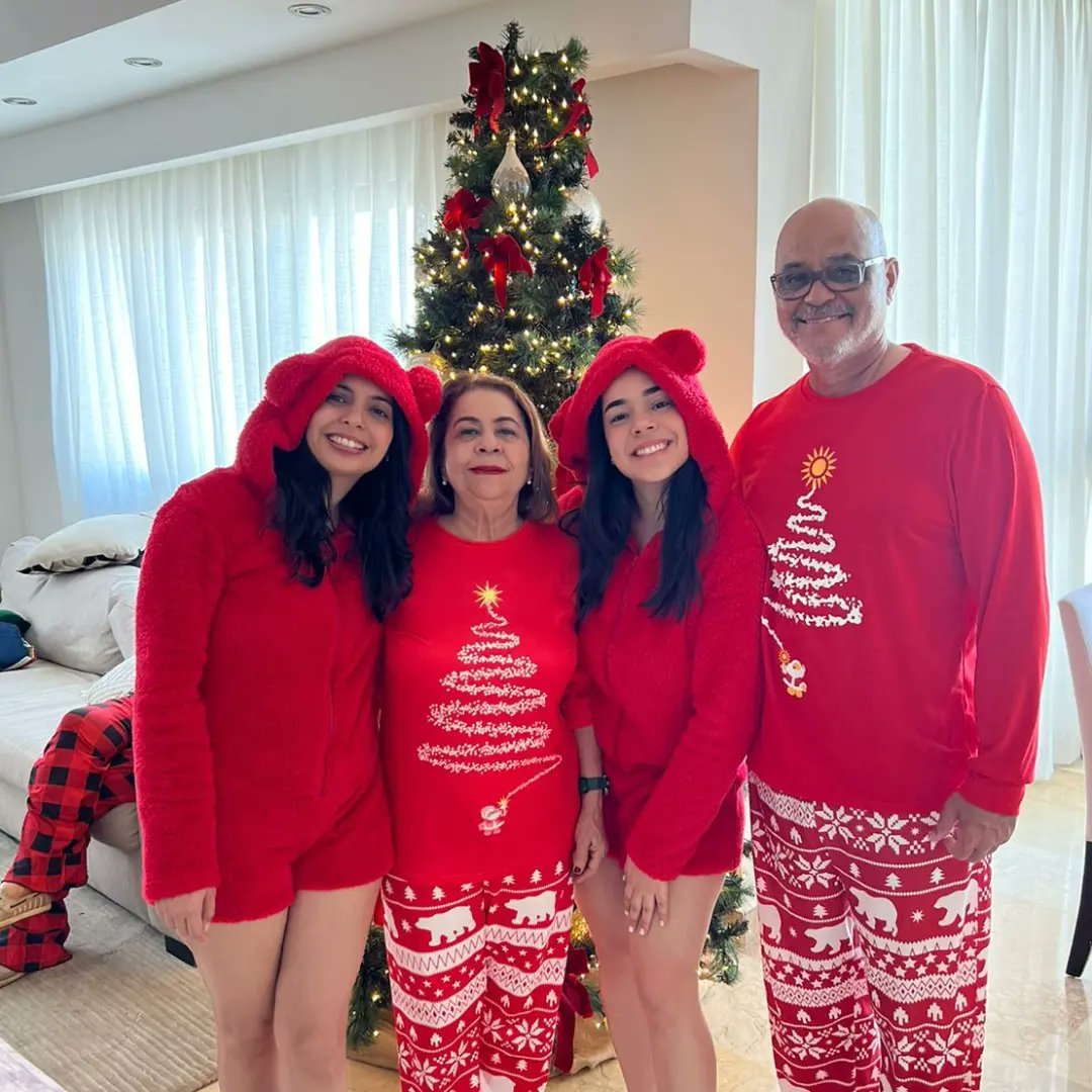 Que este nuevo año 2024 les traiga alegría y éxitos en sus proyectos, pero sobre todo: salud e inolvidables  momentos junto a sus seres queridos.
Agradecida junto a mi familia, les envío mis mejores deseos.
¡Que el 2024 sea un año lleno de logros y nuevas oportunidades!