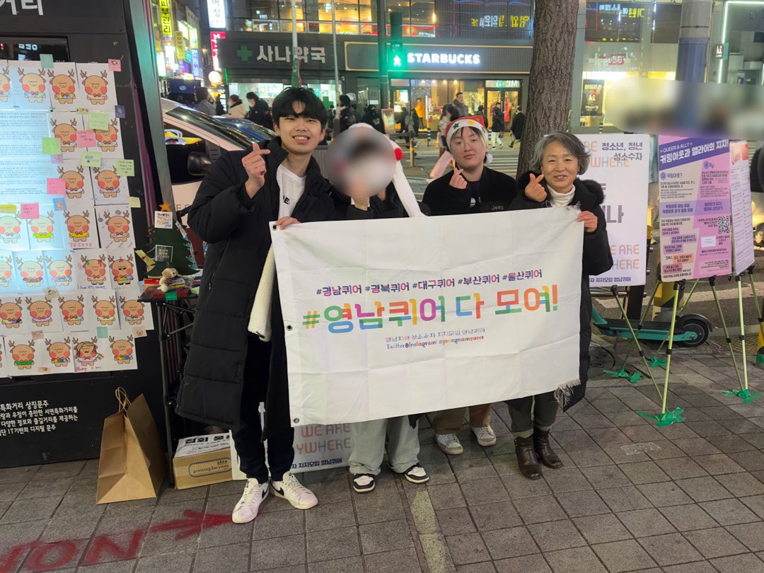 YeongnamQueer's tweet photo. 🪧“우리는 어디에나 있다” 피켓을 보고 온 행인분들이 앨라이(성소수자 지지)선언에 참여, 루돌프 옆에 응원의 포스트잇도 붙여주며 따뜻한 크리스마스를 함께 만들��갔습니다.
🏳️‍⚧️2023년의 마지막 #성소수자가시화캠페인 에는 영남지역 성소수자 부모모임의 활동가도 한 분 방문하셔서 함께 했답니다! https://t.co/k6lI8JReh0
