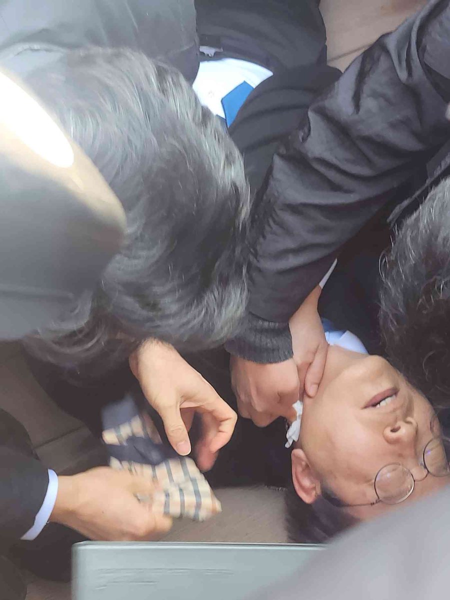 🇰🇷 | ÚLTIMA HORA: El líder de la oposición surcoreana, Lee Jae-myung, apuñalado en el cuello durante una conferencia de prensa en Busan.