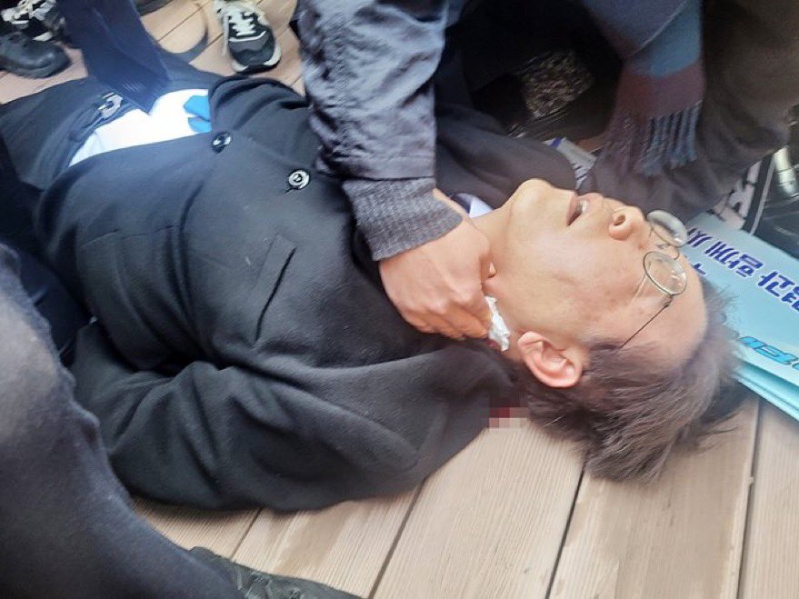 CensoredMen's tweet photo. 🚨🇰🇷 #BREAKING: South Korea's opposition leader, Lee Jae-Myung, has just been stabbed in the neck. https://t.co/EaXmzfapiY