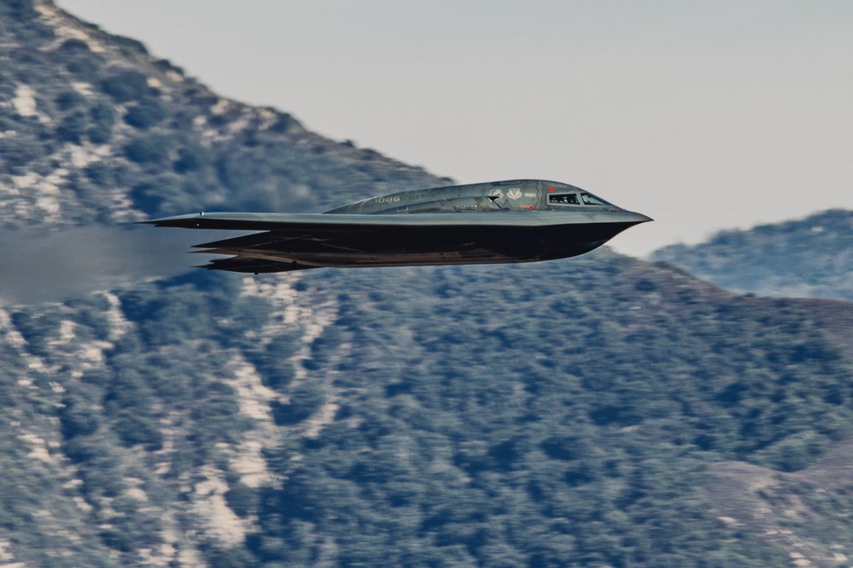 Hiked up for some incredible shots of the awesome @Whiteman_AFB B-2 Spirit (93-1086) Rose Bowl flyover today. More below! 🇺🇸 🦅 📐 📸