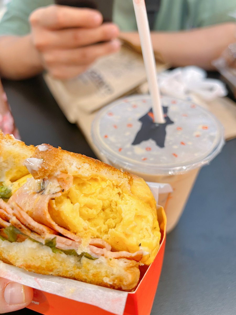 pja_chan's tweet photo. Siapa suka sandwich &amp; coffee mcm aku boleh la berlari ke Bask Bear sekarang bestiesss sekalian sebab dorang ada promo RM9.90 je untuk toast+coffee 😋

I dah beliiii. Macam biasa sandwich toast Bask Bear ni tidak pernah mengecewakan 🥹 

Telur tu sikit punya tebal, puas hati😤 https://t.co/zRzq47ZECP