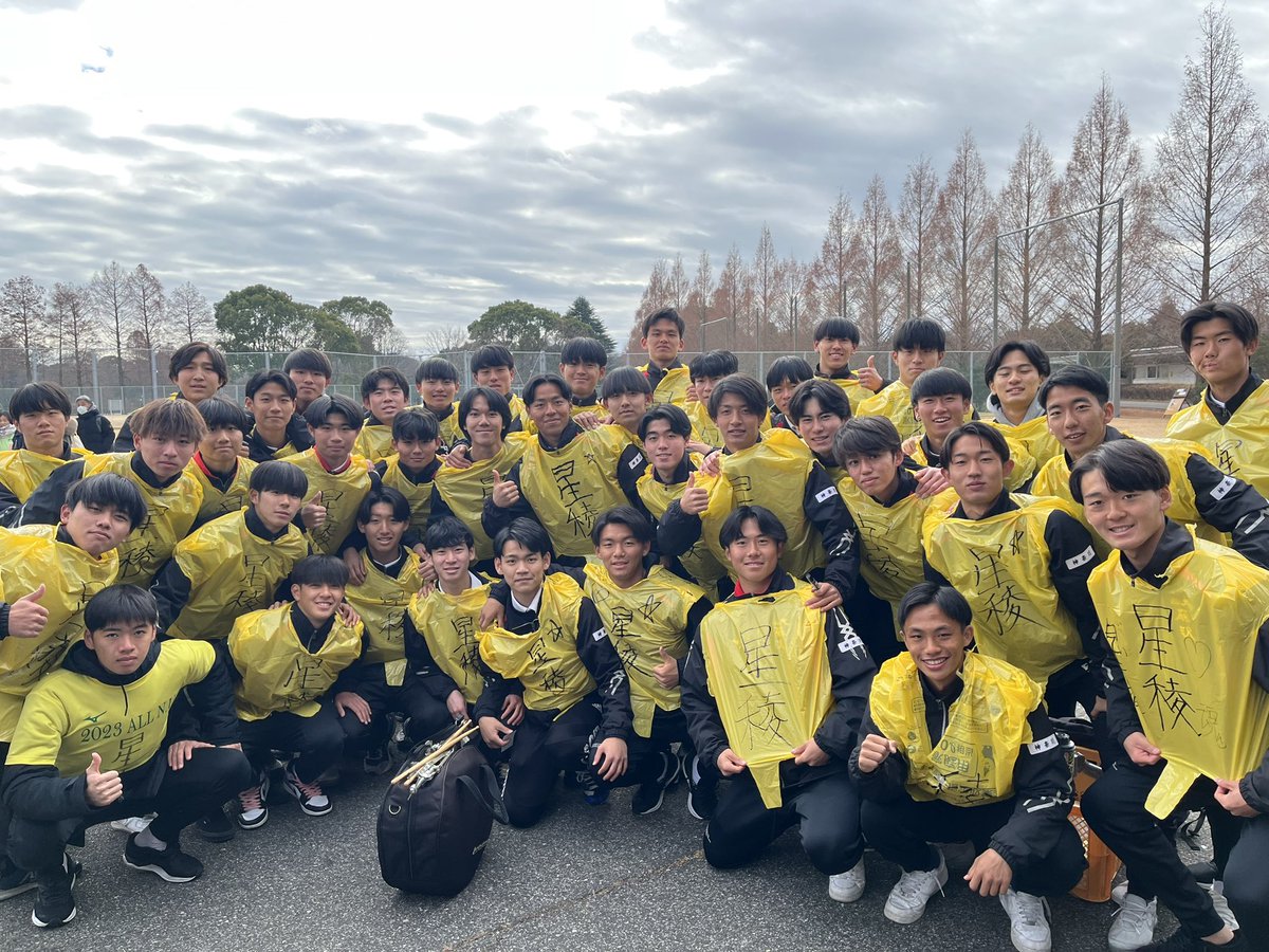 OJ_Hochi's tweet photo. 高校サッカー
市立船橋(千葉)-星稜(石川)

日大藤沢高校サッカー部が星稜の応援に駆けつけました。「サッカーファミリーとして」と佐藤輝勝監督。

チームは31日に敗退し、解散しましたが、選手主導で再結集。茅ヶ崎市のゴミ袋がユニフォーム！ https://t.co/EHyC5a8SXO