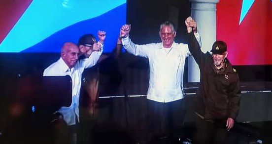 #RaúlEnSantiago:
 -¡Aquí estamos y aquí estaremos!
-Cuidemos la unidad más que a la niña de nuestros ojos
-La Revolución Cubana tras 65 años, lejos de debilitarse,se fortalece
 -Si grandes son los retos y dificultades actuales,mayor es la obra de la Revolución
#EstaEsLaRevolución