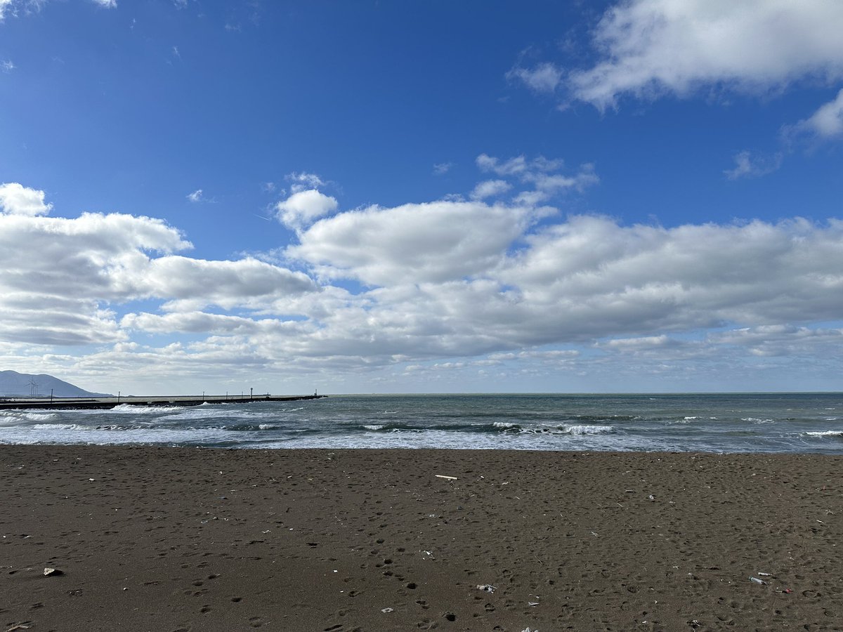 mj392's tweet photo. 今日の海はいつも通り。津波はたいしたことなかったみたいだけど、知り合いの住んでる地域は道路が崩壊してたり… 石川以外でも被害出てる地域あります。
まださっきも揺れたし、しばらくは気をつけましょう。 https://t.co/FlMc5km7Nc