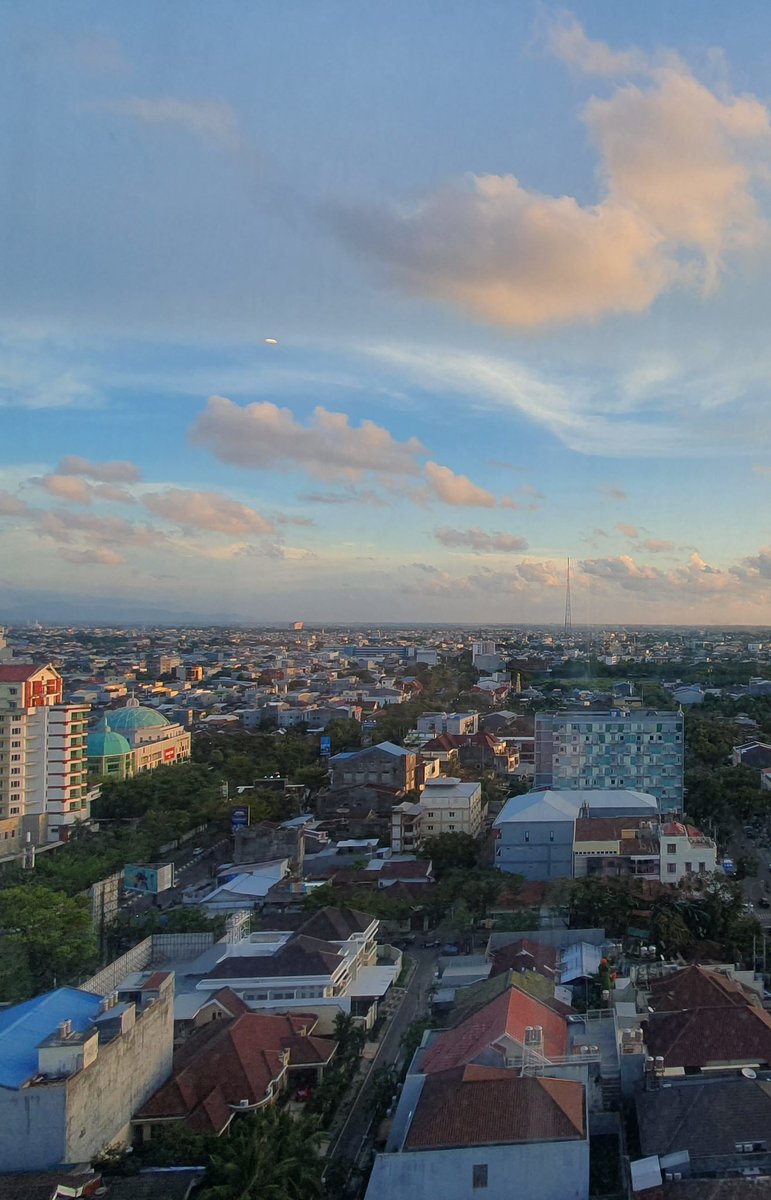 UFO di atas Hotel Meliá,
Kunjung Mae, Mariso,
Makassar, Sulawesi Selatan.

14 Desember 2023
16:52 WITA

dipotret oleh Abu Arsyad via Samsung Galaxy S10.

"Terpotret tak sengaja. Bukan pantulan cahaya lampu dalam kamar atau kotoran di kaca jendela," - Abu Arsyad