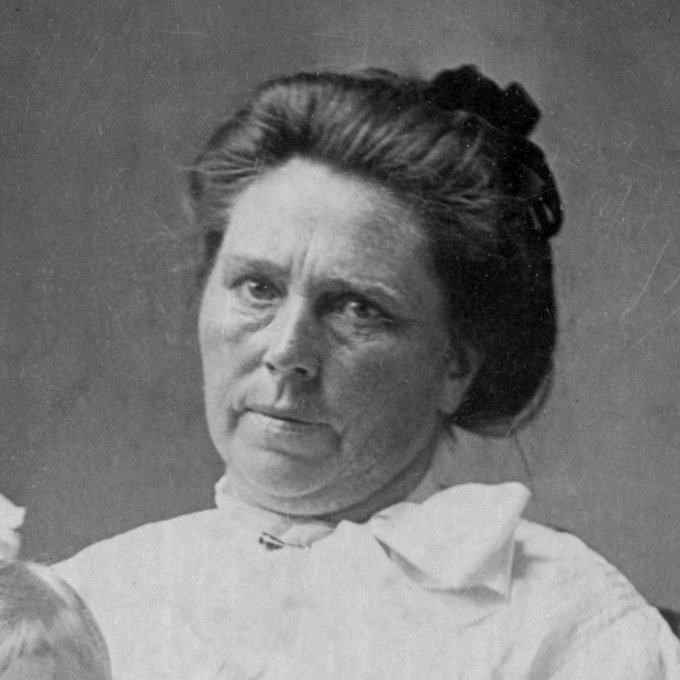fasc1nate's tweet image. Norwegian-born Belle Gunness immigrated to the U.S. in 1881.   

A series of suspicious fires and deaths of her husbands (mostly resulting in insurance awards) followed.   

Belle also began posting notices in lovelorn columns to lure wealthy men to her farm, who would never be…