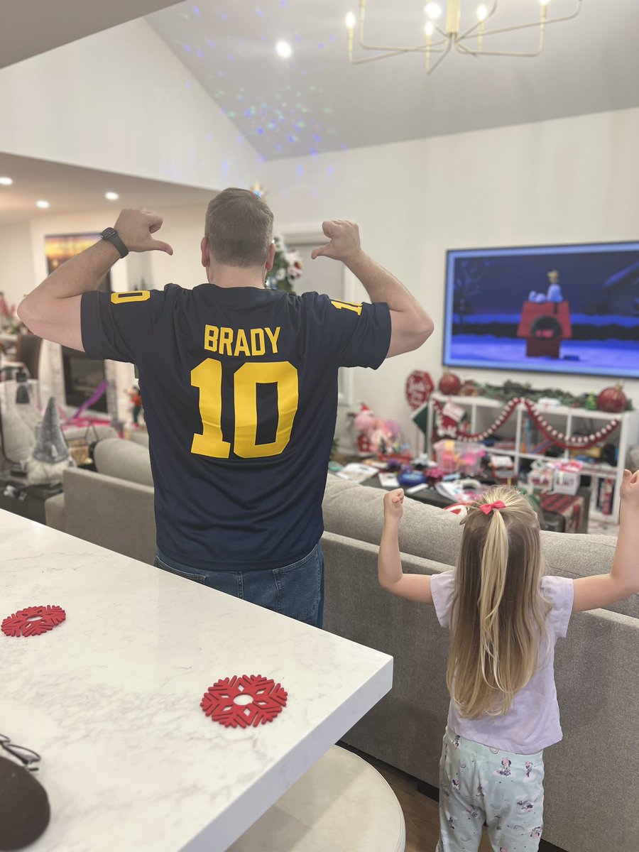 tylerbanham's tweet photo. MICHIGAN!!!! Gooooo Blue!!! 〽️🏈

A famous overtime Rose Bowl win over Alabama! What a comeback!! 🌹 

Must be my lucky Xmas gift from @MrsZoeB ! 

Up next, the National Title game for the Wolverines! #FreeHarbaugh #GoBlue https://t.co/ixn9RYzi70