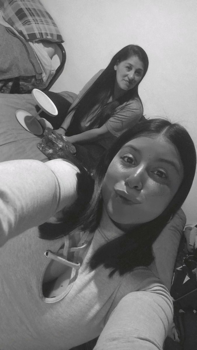 Hoy me llamo mi mamá llorando diciendome que me extraña, que me necesita, que soy la unica que la entiende y que no fue lo mismo las fiestas porque no pude ir! Fue un año dificil pero lo superamos! Si supiera la falta que me hace señora yo doy mi vida por ustedd❤️‍🩹