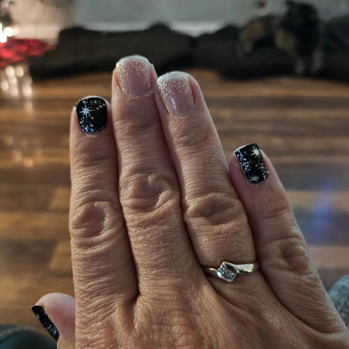 LindZLou24's tweet photo. #NewYear new nails! My 2nd set of @lilyandfox .While they didn't last quite as long as @colorstreet or @dashingdiva_usa,they came off way easier then #colorstreetnails & go on easier then #dashingdiva .
I broke 3 nails last week so mine are a little to short for this design but https://t.co/tMCYCp7NeU