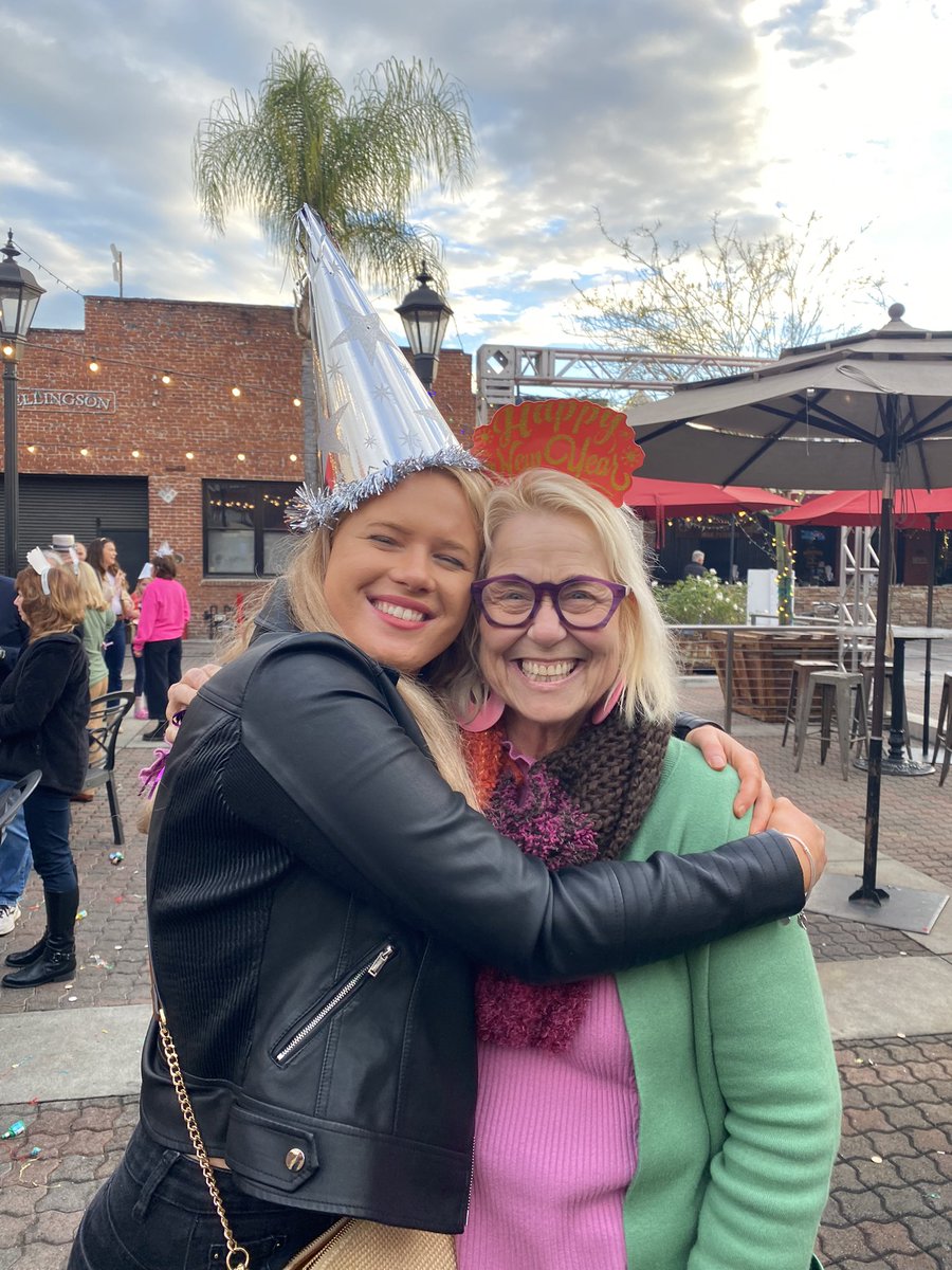 studioantiques's tweet image. HAPPY NEW YEAR AAAHHHHH ALL OUR FRIENDS WORLDWIDE 🥰🥰❤️🍒🥳 #StorageWars #BaggageBattles www.roundthe bend.tv  @CraigHughes123 
Show ‘N’ Tell International

youtube.com/@ShowNTellInte… @buttcracnelson @BillFoleyHockey @artguy @CraigAFCB #ElSegundo