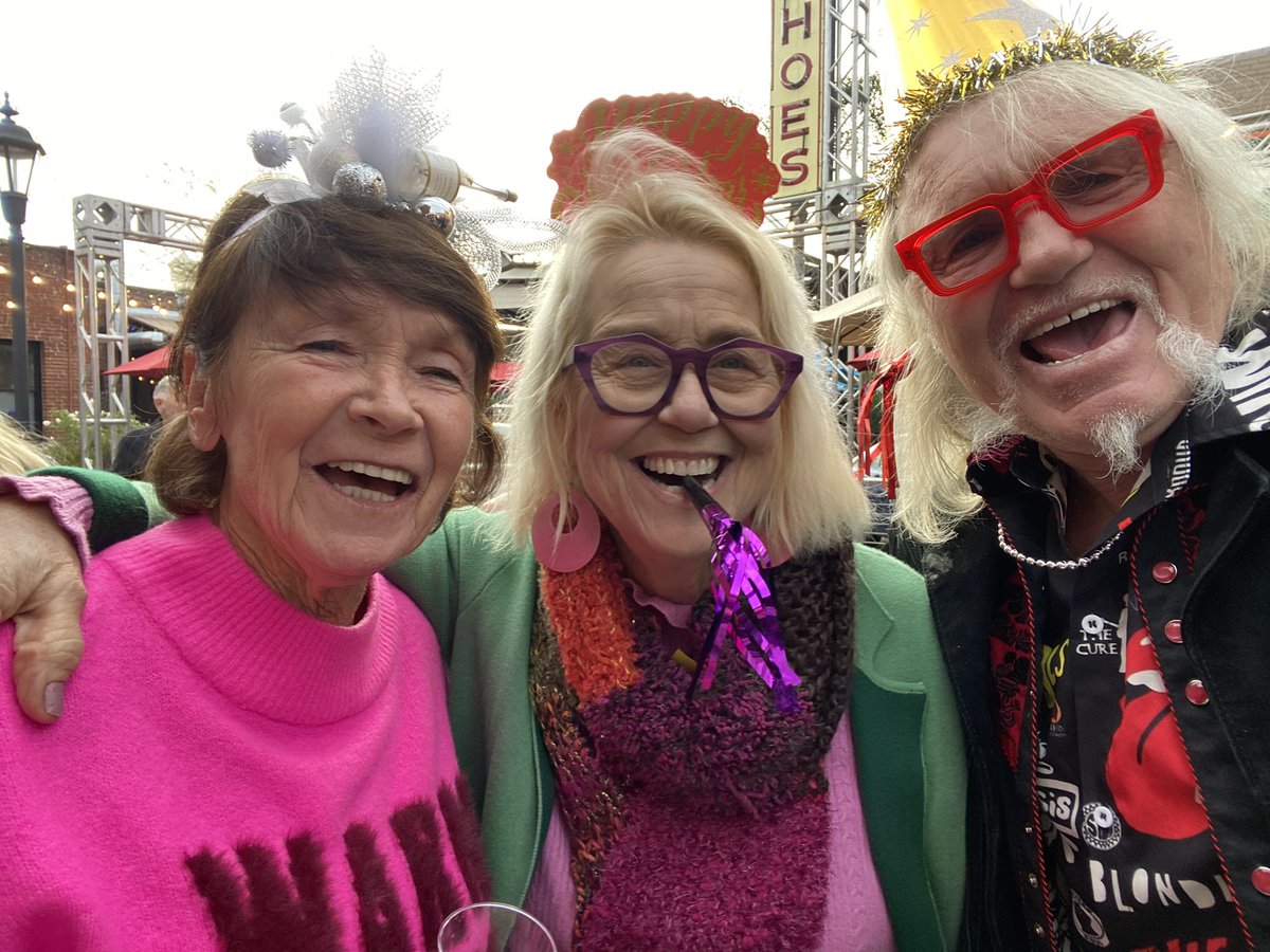 studioantiques's tweet image. HAPPY NEW YEAR AAAHHHHH ALL OUR FRIENDS WORLDWIDE 🥰🥰❤️🍒🥳 #StorageWars #BaggageBattles www.roundthe bend.tv  @CraigHughes123 
Show ‘N’ Tell International

youtube.com/@ShowNTellInte… @buttcracnelson @BillFoleyHockey @artguy @CraigAFCB #ElSegundo