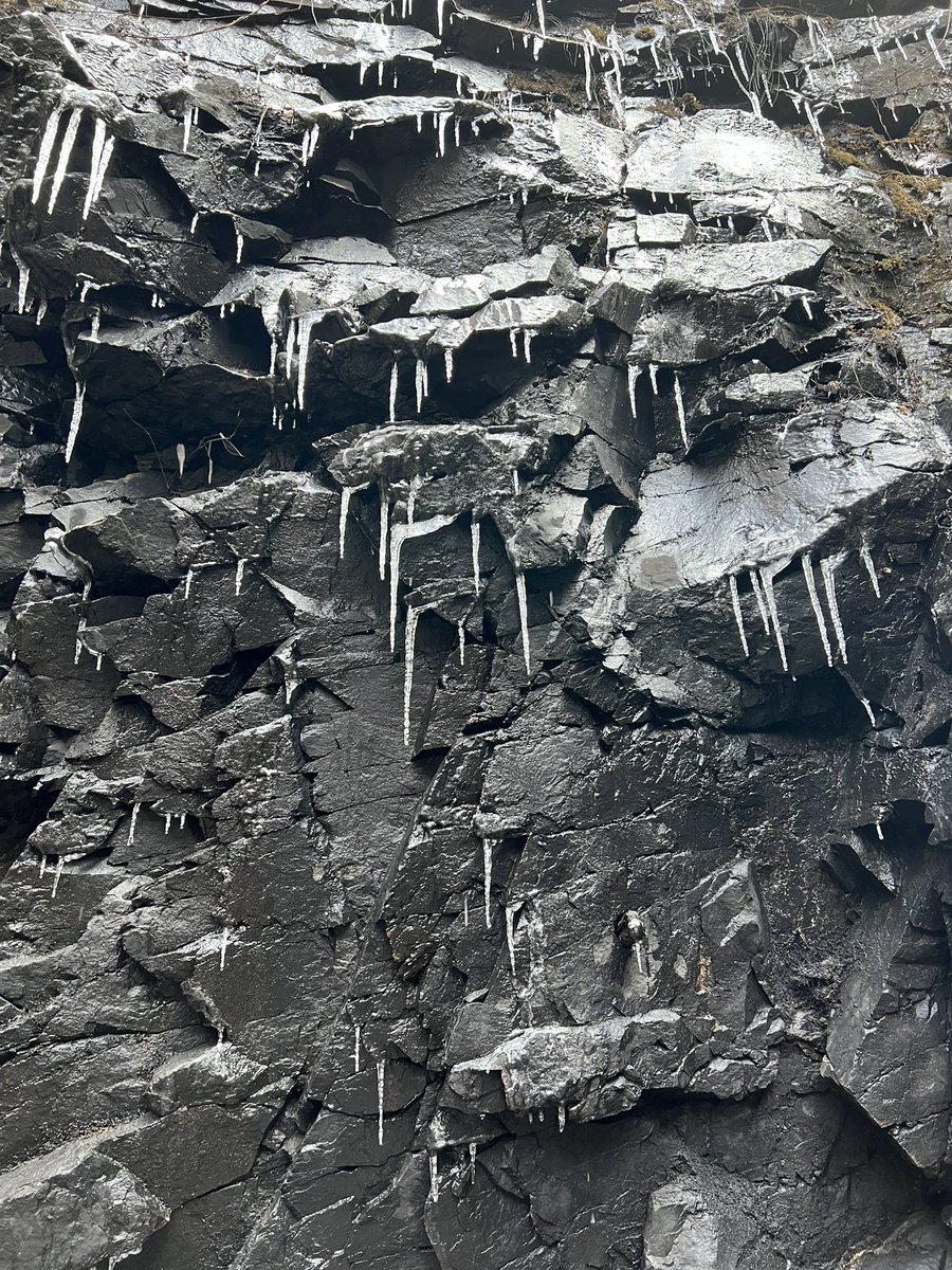 saberforce233's tweet photo. Frozen waterfall https://t.co/Oy5KEVqgsg