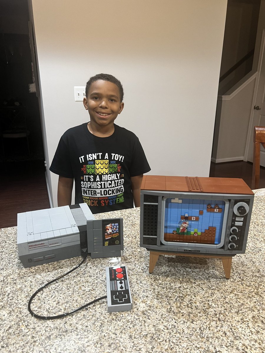 ToseStacy's tweet photo. Eight hours and a lot of focus but he did it!   @LEGO_Group #LEGObuildday https://t.co/YmCt8Dd1Td