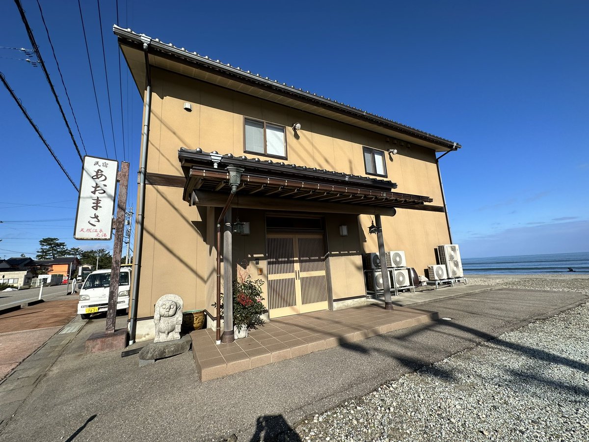 宿がある程度無事だと確認できたので、このあと本日２日14時〜16時半まで、民宿あおまさを開放して臨時の無料食堂やります。これからお味噌汁とオニギリ作ります。飲み水あります。トイレ使えます。困っている人は時間内でどなたでも来てください。持ち帰りも大丈夫です。