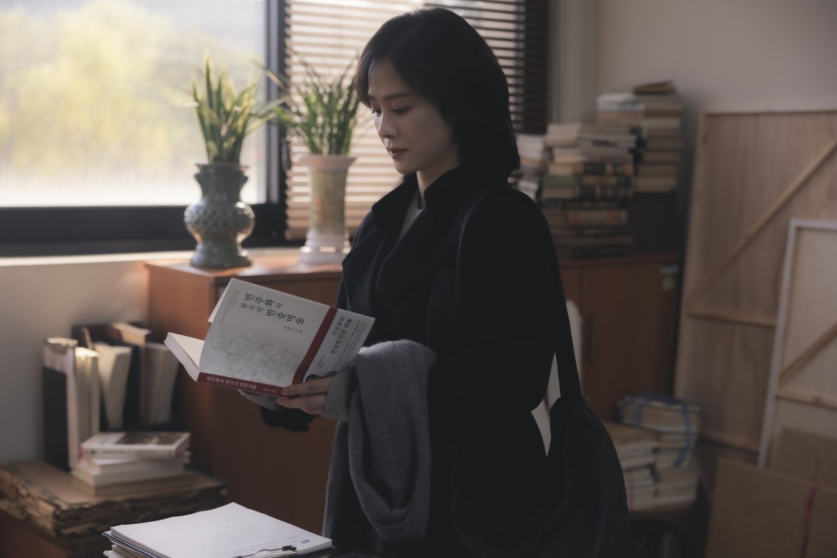 IHaveALover's tweet photo. “I wanted to honestly express the narrative and characters that make you forget what your purpose is and why you even want it, like a train that goes off the tracks.” - Kim Hyun Joo

#kimhyunjoo #김현주 #선산
(https://t.co/RIWibFwrA4) https://t.co/FFeOkKzauA