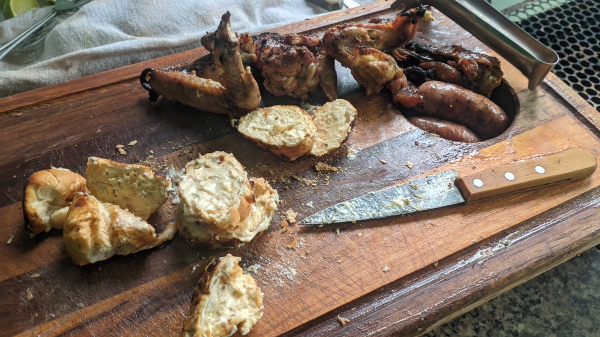 HayatoHmsk's tweet photo. Almoço após a virada de ano. Dor de cabeça tava grande e o sono tava batendo na porta, kkkkk. https://t.co/d2kHaNabZH