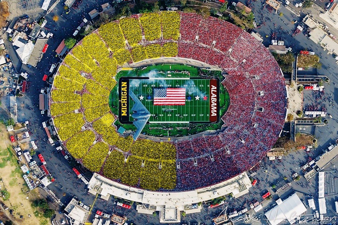 TotalProSports's tweet image. One of the most epic stadium photos I’ve ever seen from the Rose Bowl. 🔥🔥🔥