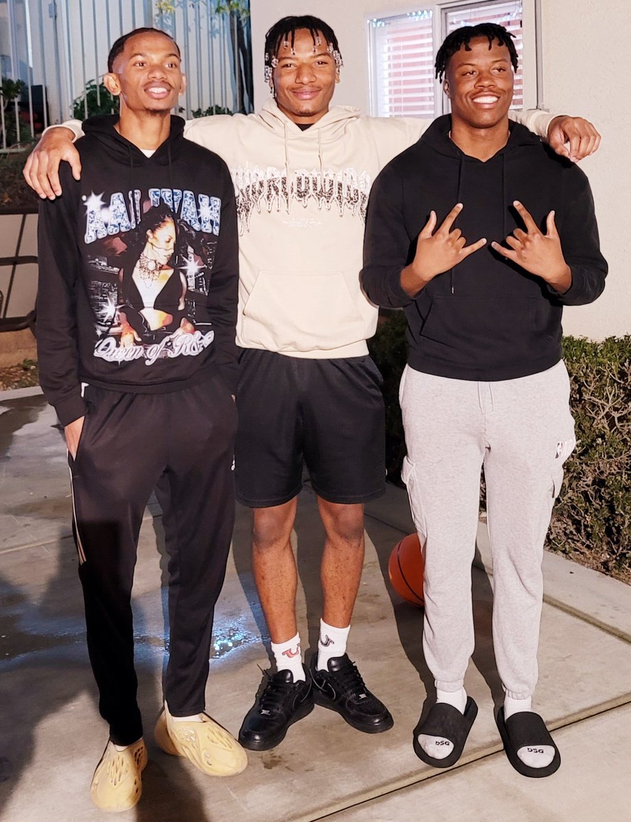 Me and my day 1's kicking it at the house bringing in the new year <a href="/LeonGillis_11/">Leon Gillis</a> <a href="/NateGillis7/">Nathaniel Gillis</a> <a href="/XavierVan11/">Xavier Van</a> <a href="/UCLATrack_Field/">UCLA Track & Field</a> <a href="/UNMLoboFB/">New Mexico Football</a> @NorthernColoradofootball #springvalleycaliforniaathletes