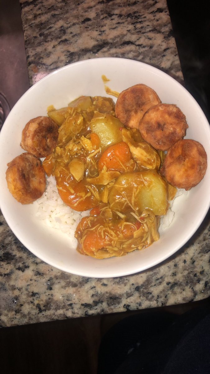 Chicken curry with rice and fried plantains 🤍