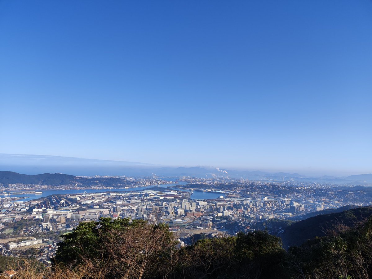akapanda_06's tweet photo. なんで旦那の実家に行くと正月から割とガチもんの山登りが恒例になってんだろ…😞

足だるい！が、いい眺め🌅 https://t.co/1RqmiLPEPy