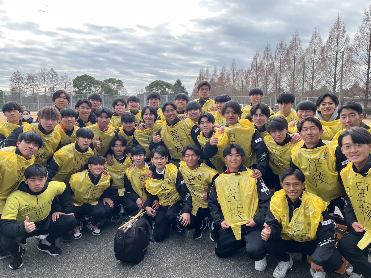 sponichisoccer's tweet photo. #星陵 を応援しようと #日大藤沢 のメンバーが〝別班〟としてサポート。監督が住んでいる茅ヶ崎市のゴミ袋が黄色だったので、星陵カラーで応援しています。 https://t.co/lx650mvIat