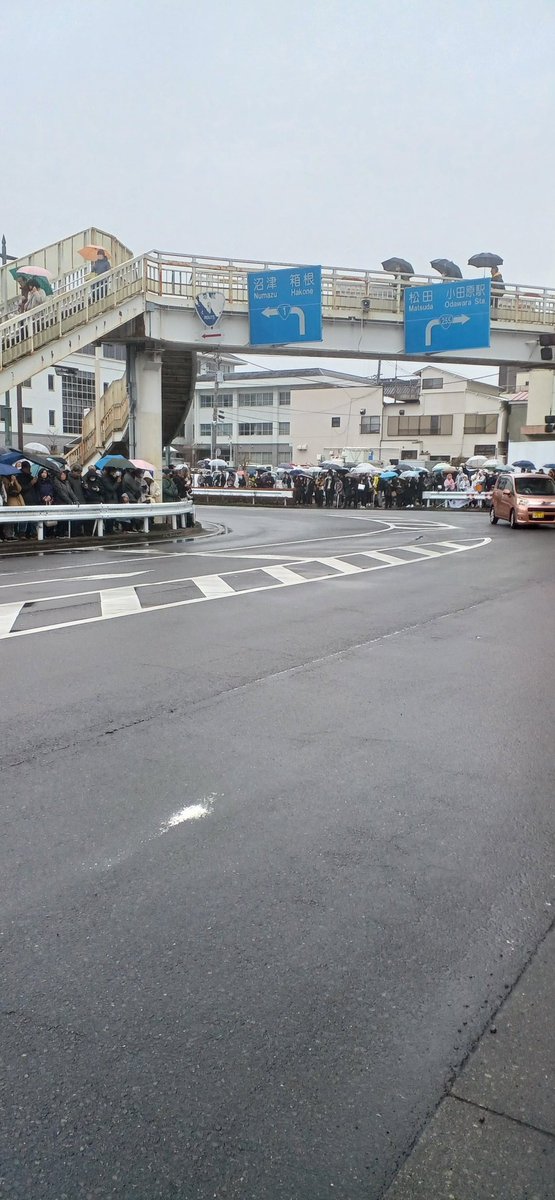 NobuhiroSakata's tweet photo. 箱根駅伝の観戦🏃
本来は横浜駅前の２区でしたが、場所が取れず４区の小田原まで来ました(汗)

#箱根駅伝　#箱根駅伝４区　#小田原 https://t.co/zNHDpcwYPd