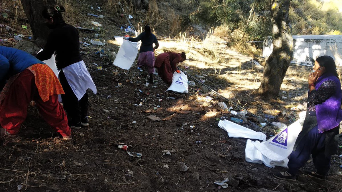 iPradeepSangwan's tweet photo. Ushering into 2024 

A cleanup in Reckong Peo - Kinnaur with a very supportive local community 

Along with it in last 3 months every house is covered to segregate the solid waste - 1185 houses are now segregating

Next step is to rebuild the MRF, streamline the solid waste for recycling 

Happy new year☘️