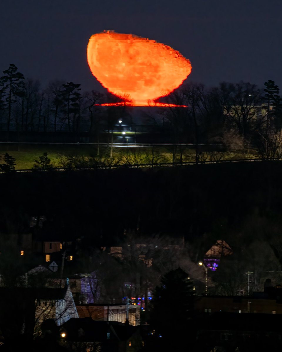 Moonrise Lava 1/1/2024 Captured from the Bronx, NY #MoonRise #weather #moon @StormHour @NBCNewYork @CBSNewYork @ABC7NY @accuweather @weatherchannel