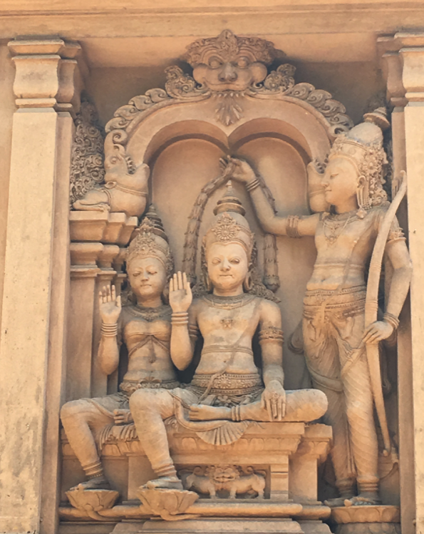 tskrishnan's tweet photo. ராமபிரானைப் பற்றிப் பேசுகின்ற இரண்டு சங்க இலக்கியப் பாடல்களை நேற்று பார்த்தோம். இன்று சங்கம் மருவிய காலத்தைச் சேர்ந்த, பதினெண்கீழ்க்கணக்கு நூல்களில் ஒன்றான பழமொழி நானூறு என்ற நூலில் இருந்து ஒரு பாடல்

‘பெரியவங்க கூட இரு’, ‘பெரியவங்க சொல்றதைக் கேள்’ என்று நம் வீடுகளில் அறிவுரை சொல்வதைக் கேட்டிருக்கிறோம். அதையே இந்தப் பழமொழி நானூறு பாடலும் சொல்கிறது. என்ன, அப்படிப் பெரியவர்களோடு சேர்ந்து யாரும் புகழடையாமல் இருந்ததில்லை என்று சொல்கிறது இது. அதற்கு என்ன ஆதாரம் என்று நம்மவர்கள் கேட்பார்கள் அல்லவா. அதற்கு உதாரணமாக ராமாயணத்திலிருந்து ஒன்றைச் சொல்கிறது இந்தப் பாடல்.

பொலந் தார் இராமன் துணையாகப் போதந்து,
இலங்கைக் கிழவற்கு இளையான், இலங்கைக்கே
பேர்ந்து இறை ஆயதூஉம் பெற்றான்;-பெரியாரைச்
சார்ந்து கெழீஇயிலார் இல்

அழகிய மாலையை அணிந்த ராமனோடு சேர்ந்ததால், ராவணனின் தம்பியான விபீஷணன் இலங்கைக்கே அரசனாக ஆக முடிந்தது. ஆகவே பெரியோர்களைச் சேர்ந்தவர்கள் பெருமையடையாமல் போனதில்லை என்பது இதன் பொருள்.

ராமனைப் பெரியோன் என்றும் அவனைச் சேர்ந்தவர்கள் புகழடைவார்கள் என்றும் போற்றுகிற இந்தப் பாடலின் மூலம் ராமபிரானைத் தமிழர்கள் எப்படிக் கொண்டாடினார்கள் என்பது தெரிகிறதல்லவா.

#தமிழும்ராமனும் #பழமொழிநானூறு #RamMandirAyodhya