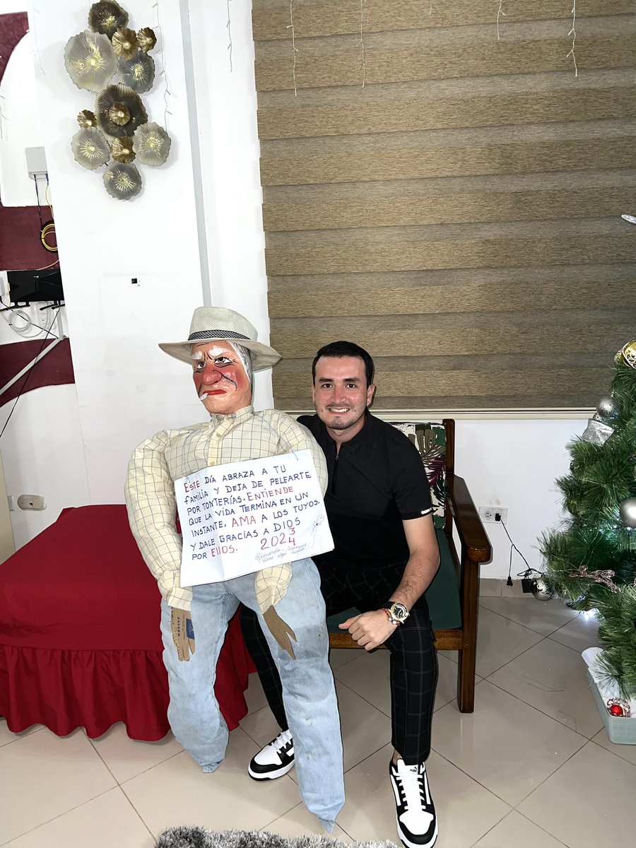 En el nuevo año, que cada día esté lleno de momentos que nos roben sonrisas, amores que nos abracen fuerte, salud que nos haga brillar, dinero que nos dé libertad y trabajo que llene nuestro corazón de satisfacción. ¡Que el 2024 nos regale un viaje inolvidable llamado Vida! ✨