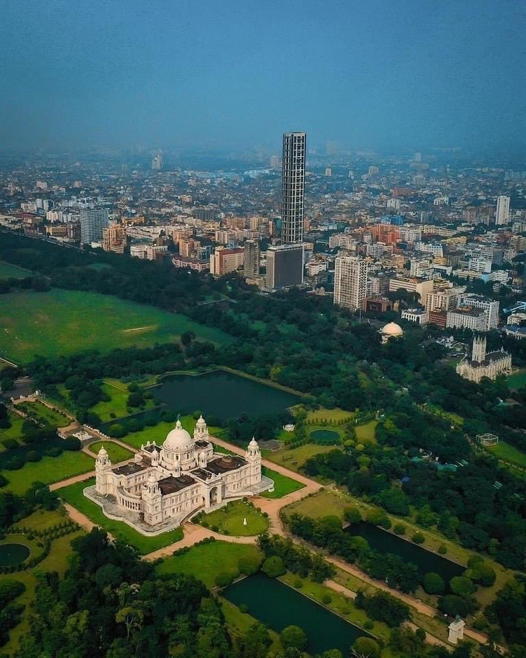 Captured in this image is the Victoria Memorial in Kolkata. This grand edifice is crafted from marble procured from the Makrana quarries in Rajasthan, known for supplying the same marble used in the construction of the iconic Taj Mahal. 🏰🇮🇳 #VictoriaMemorial #ArchitecturalMarvel