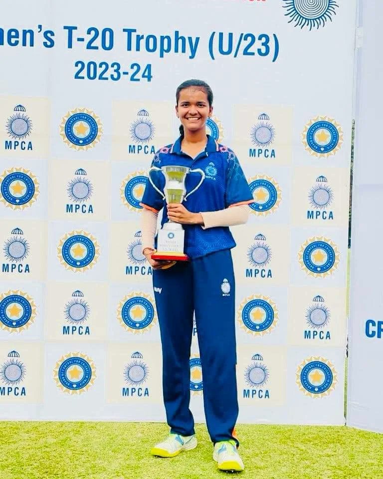 BjymMandla's tweet photo. अंडर 23 T-20 महिला क्रिकेट टूर्नामेंट के फाइनल में दिल्ली को मात देने वाली मध्यप्रदेश की टीम को बधाइयां एवं शुभकामनाएं.
मध्यप्रदेश की टीम में महत्वपूर्ण योगदान देने वाली मंडला की बेटी सूची उपाध्याय पिता सुधीर उपाध्याय जी पर हम सभी को गर्व है.
बहन के उज्ज्वल भविष्य की शुभकामनाएं. https://t.co/4HqW3PKyC2