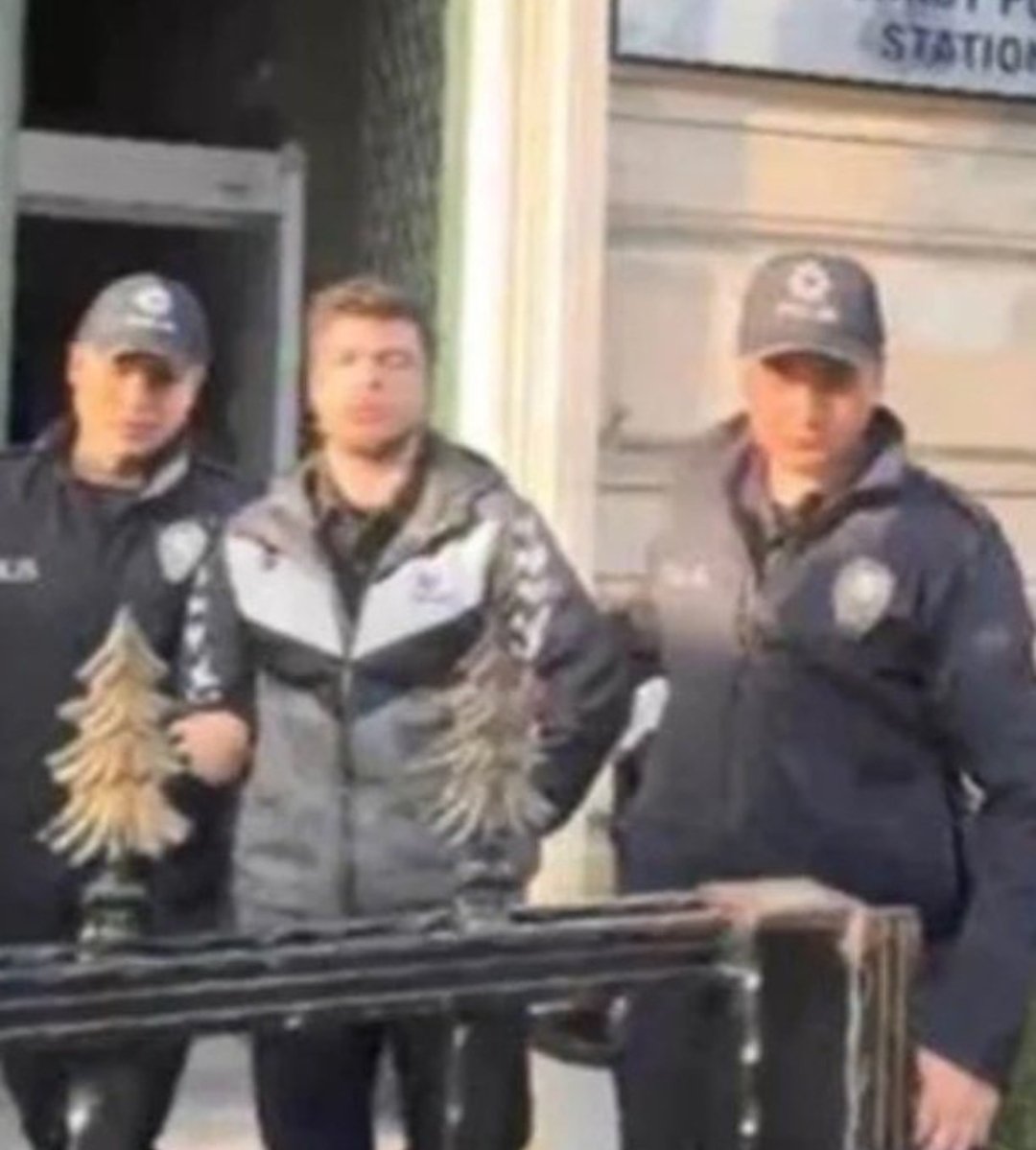 FerhatMI9's tweet photo. Solda hakeme yumruk atan bi kulüp başkanı, sağda hilafetçi birine yumruk atan Türk genci, ikisi de yumruk attı ama birisi elini kolunu sallayarak dışarı çıkarken diğerine ters kelepçe taktılar.
#EgeAkersoyyalnızdegildir https://t.co/dmD5zPoJlK