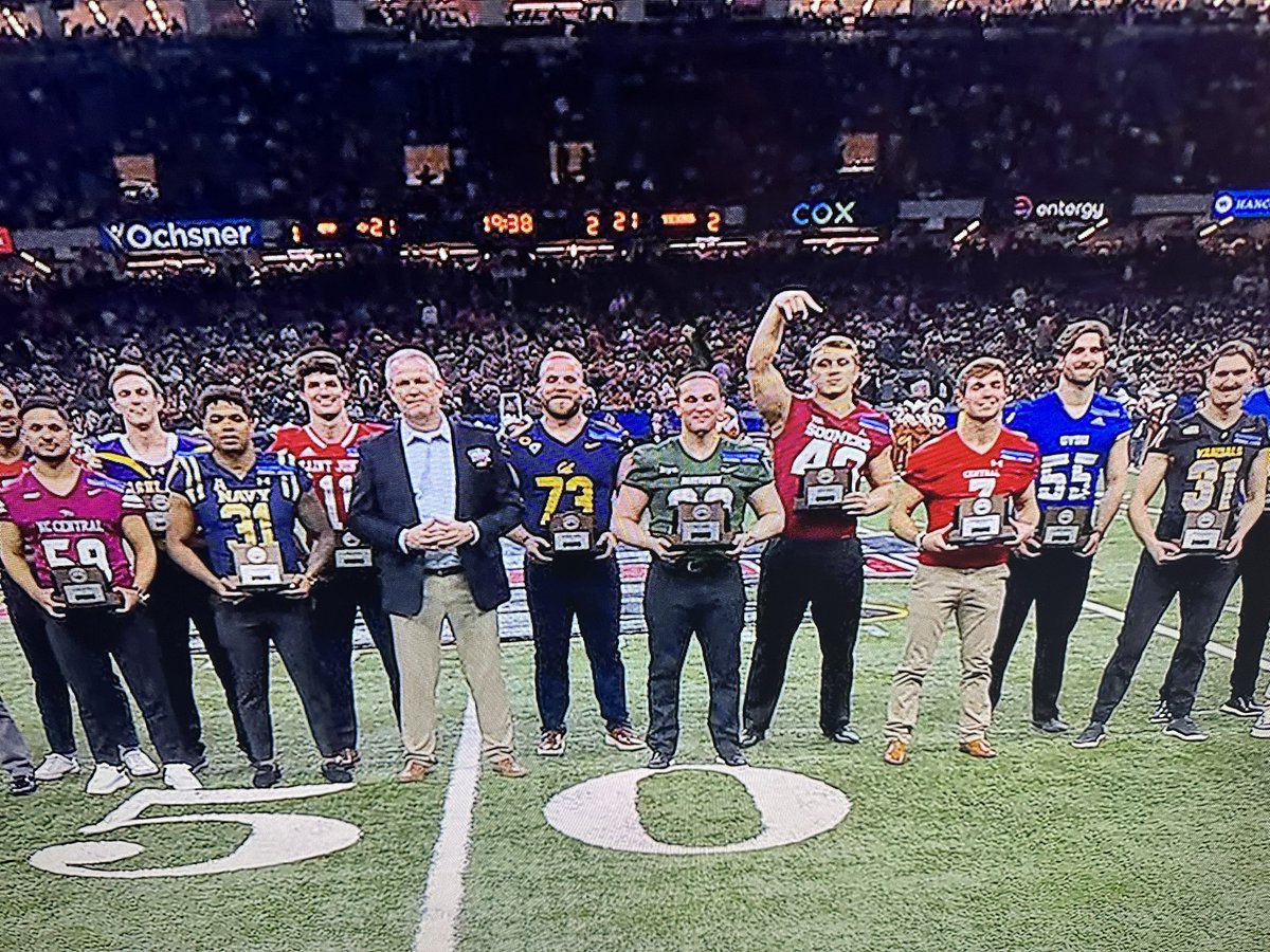 Ethan Downs with a high “Horns Down” as he’s being honored for his work off the field during the season at Texas’ CFP game against Washington Truly a legendary moment #Sooners