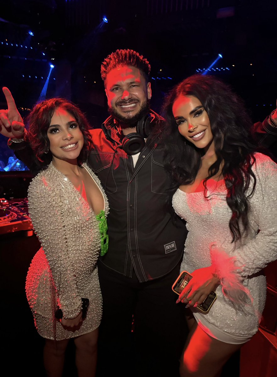meechelle__'s tweet photo. I met @DJPaulyD
I peaked 😂 https://t.co/dIMMvbh13b