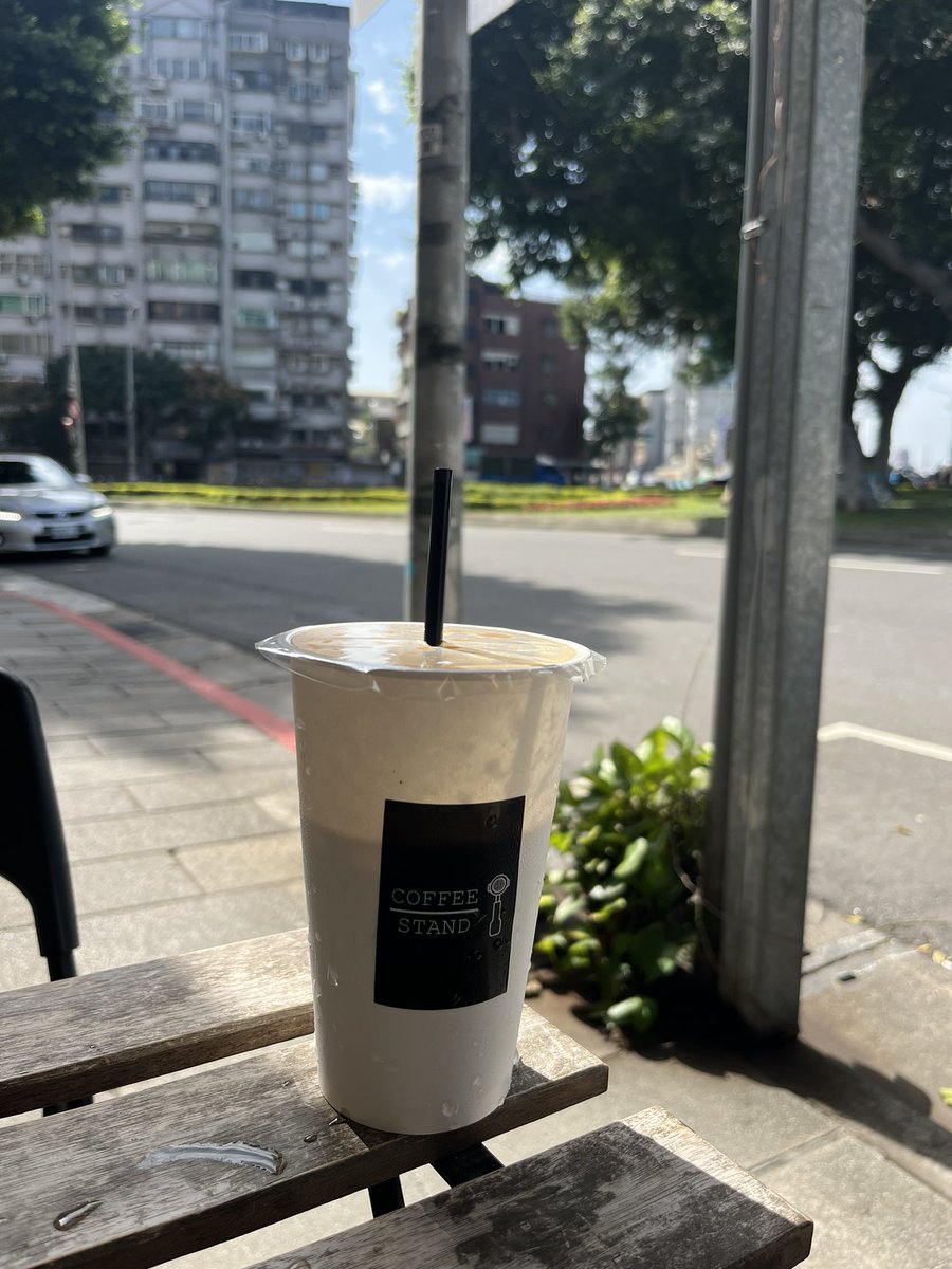 rollapic's tweet photo. Kangen banget sama double ice shaken lattenya Fore 😢 diniatin nyari coffee shop &amp; bacain menunya satu2. Akhirnya ketemu a small coffee shop pinggir jln yg seatsnya cuma 6 😂 menunya ice shaken with four shots. Aduh, enak banget 😭 tinggal tambah brown sugar, lgsg jadi Fore ☕️🩵 https://t.co/KSn0KDwAN7
