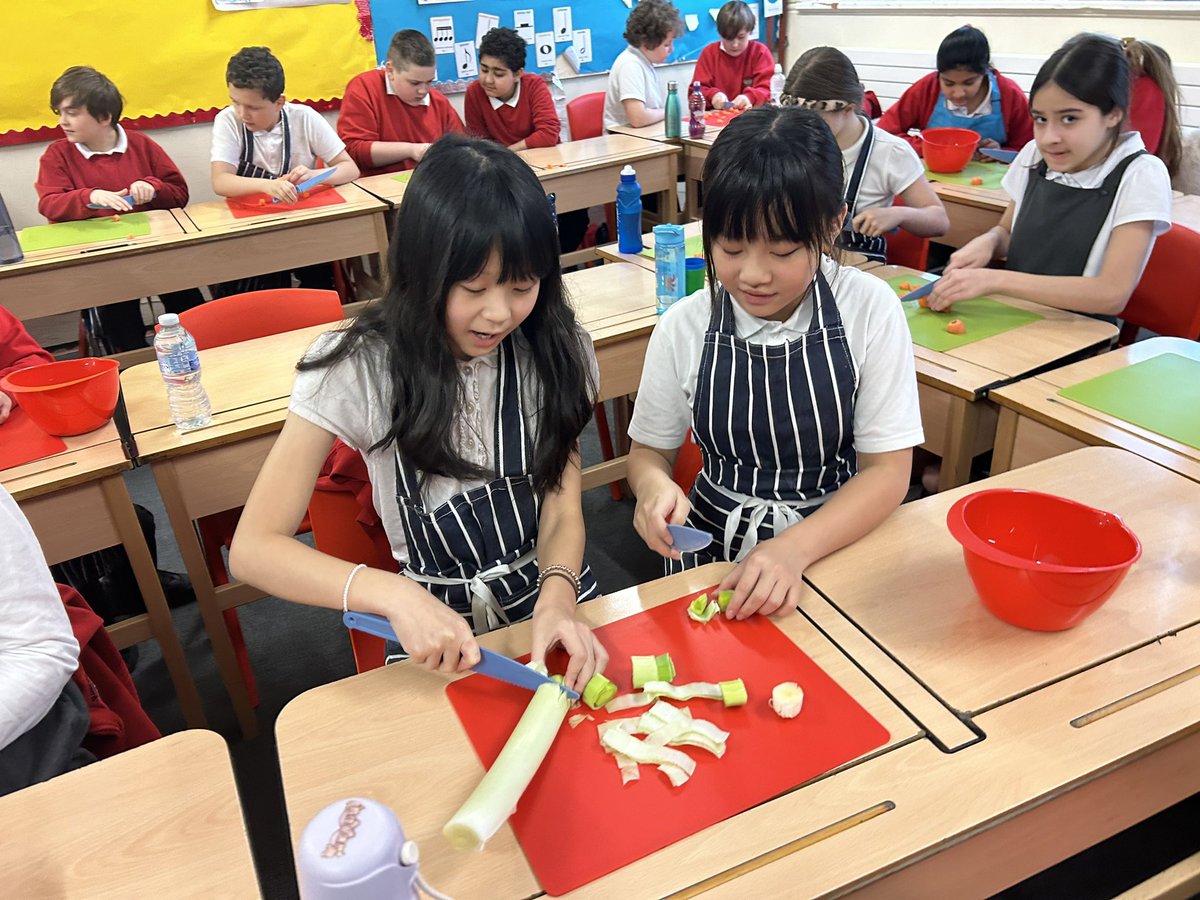 Roscoe_Primary's tweet photo. Year 6 made their seasonal pies #Y6DT https://t.co/T8qg9UeEAo