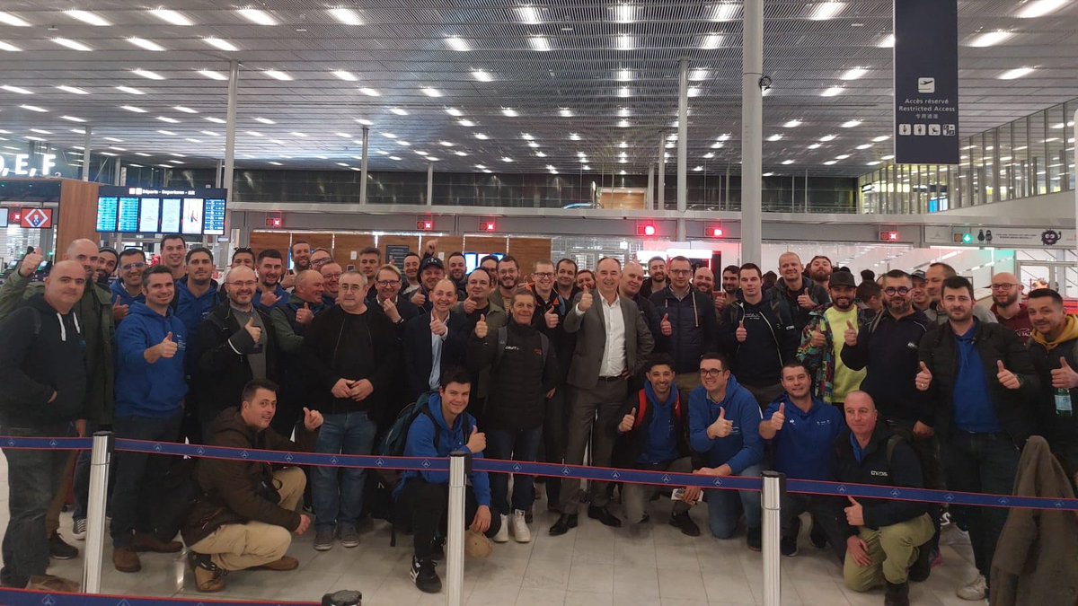 enedis_hdf's tweet photo. #fire 23 salariés @enedis du nord et du Pas-de-Calais se sont réunis sur notre site de Douai avant de partir prêter main forte à leurs homologues de la Réunion suite au passage du cyclone #Belal. Ils s'apprêtent à prendre l' 🛩 dans quelques minutes #servicepublic #solidarite https://t.co/u72kae7E1R
