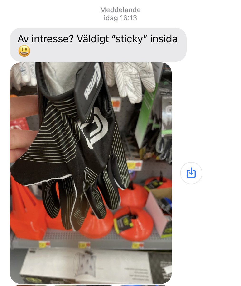 vanliga morsor på outlet i usa: shoppar denim, väskor, parfym. målvaktsmorsan: ”hej hittar handskar med bra grepp vill du ha?” 🫶🏼