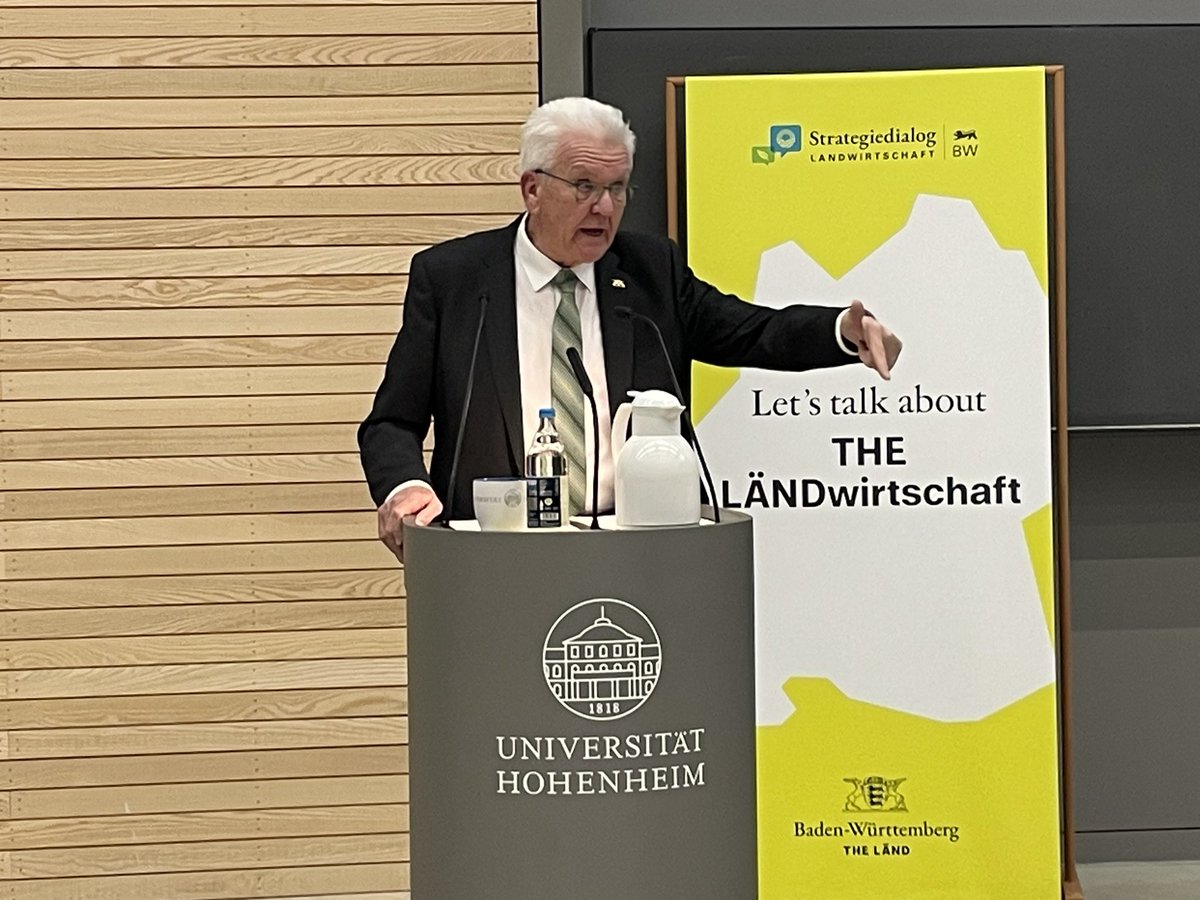 UniHohenheim's tweet photo. „Im Strategiedialog Landwirtschaftlich geht es um unsere Ernährung, unser Überleben. Wir brauchen mehr als 1 guten Kompromiss. Wir brauchen einen neuen Gesellschaftsvertrag .“ MP Kretschmann auf LW-Dialog der #unihohenheim 
@RegierungBW @agrarheute_com @BWBauern @Bauern_Verband https://t.co/oYsaasnM6Q
